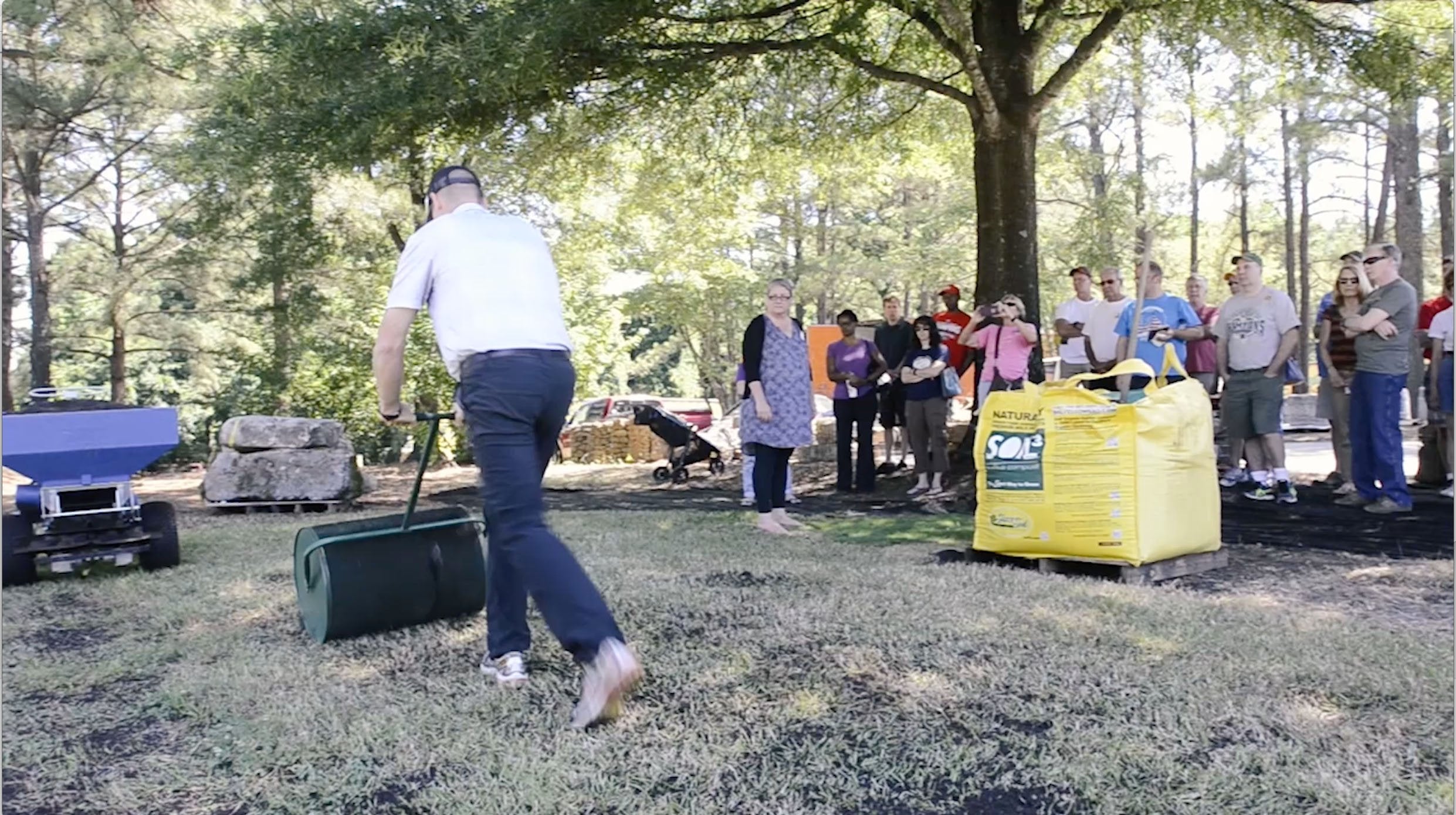 Choosing the right compost spreader for natural fertilization [Video]